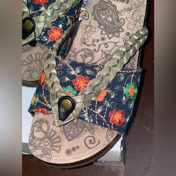 Mukluk floral embroidered sandals